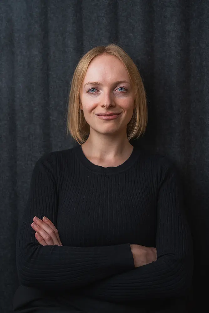 Barbara Amplatz im Büro von i-kiu.