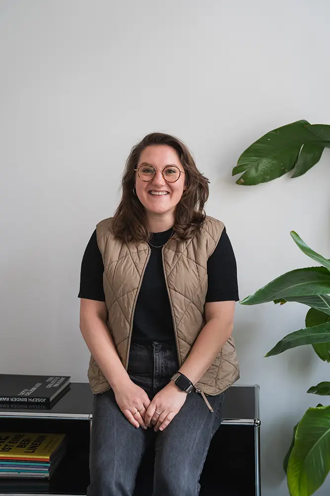 Rebecca Amann im Büro von i-kiu.