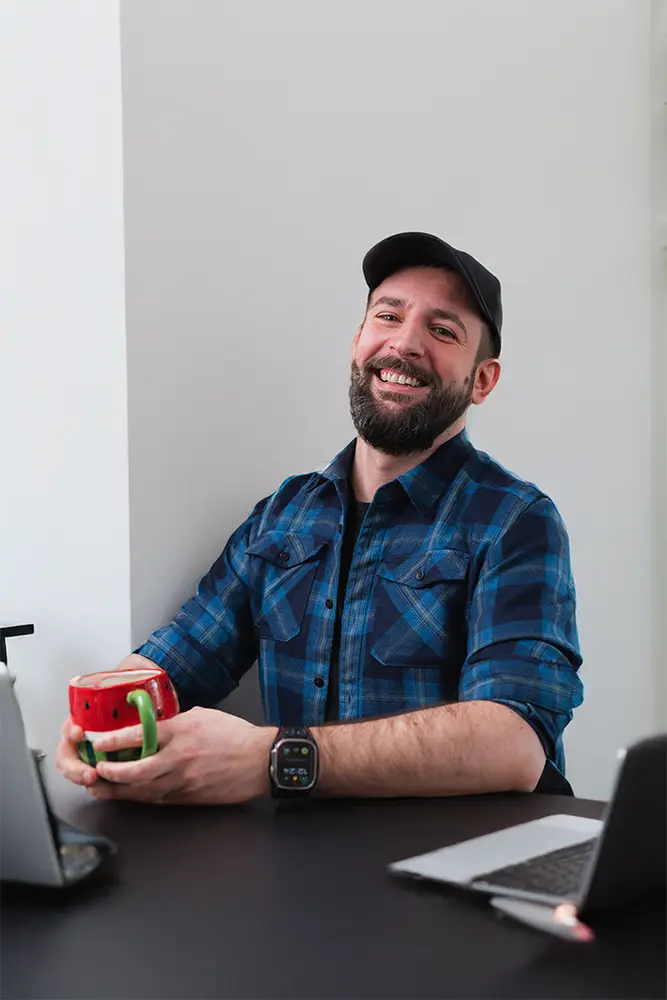 Daniel Mikesch im Büro von i-kiu.