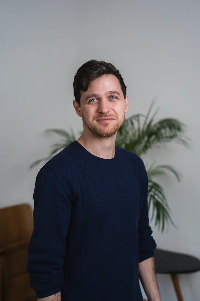 Florin Parth im Büro von i-kiu.