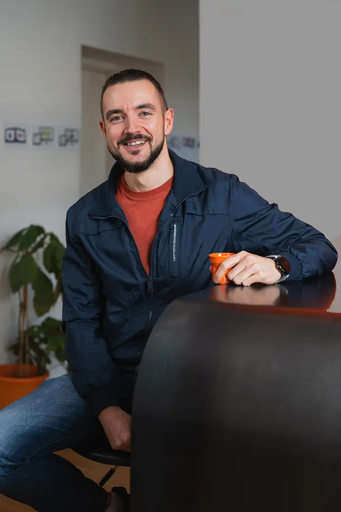 Josef Hofbauer im Büro von i-kiu.