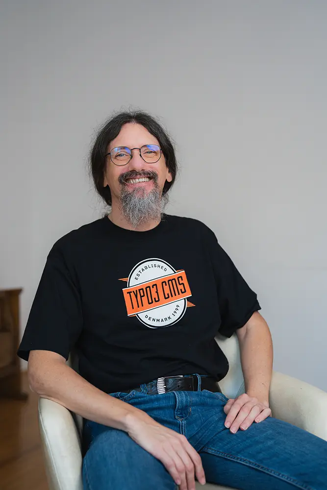 Martin Kutschker im Büro von i-kiu.