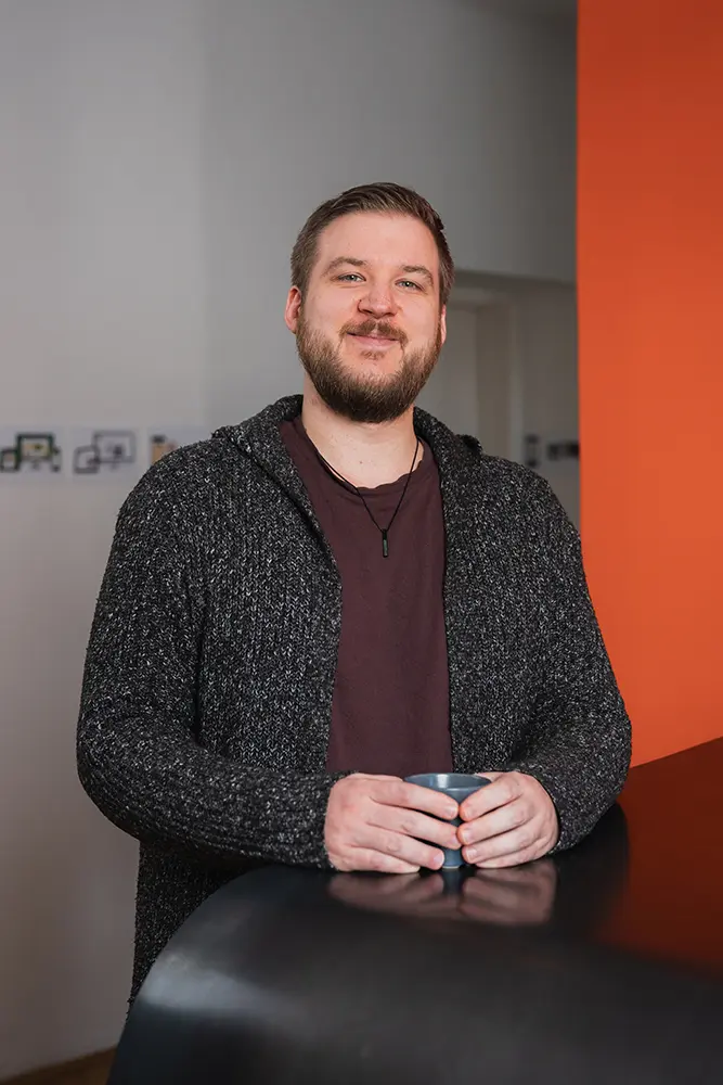 Matthias Bruckbeck im Büro von i-kiu.