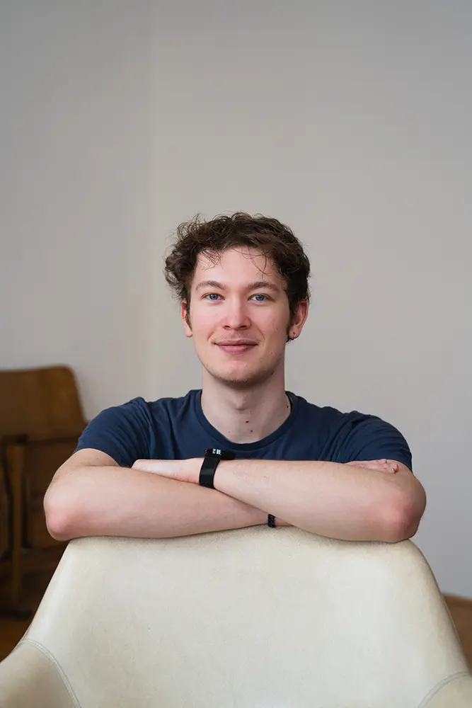 Nils Schneider-Sturm im Büro von i-kiu.