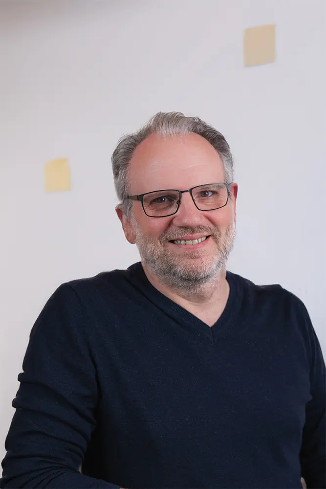 Oliver Krammer im Büro von i-kiu.