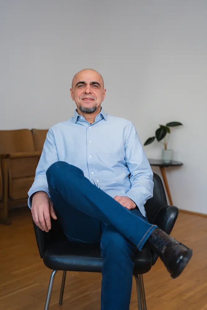 Srdjan Demirovic im Büro von i-kiu.