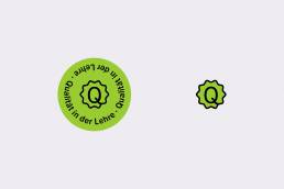 Das Logo von Qualität Lehre in zwei Anwendungsformen. Das neue Logo von Qualität Lehre wurde von i-kiu gestaltet.